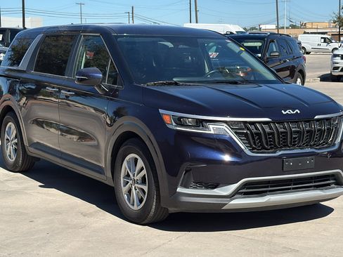 Used 2024 Kia Carnival LX image 7