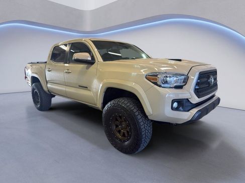 Used 2016 Toyota Tacoma TRD Sport w/ Exterior Package AWD/4WD image 1