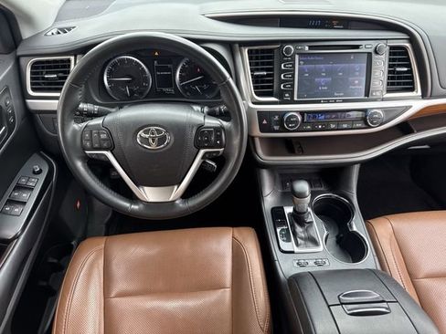 Used 2019 Toyota Highlander Limited FWD image 12