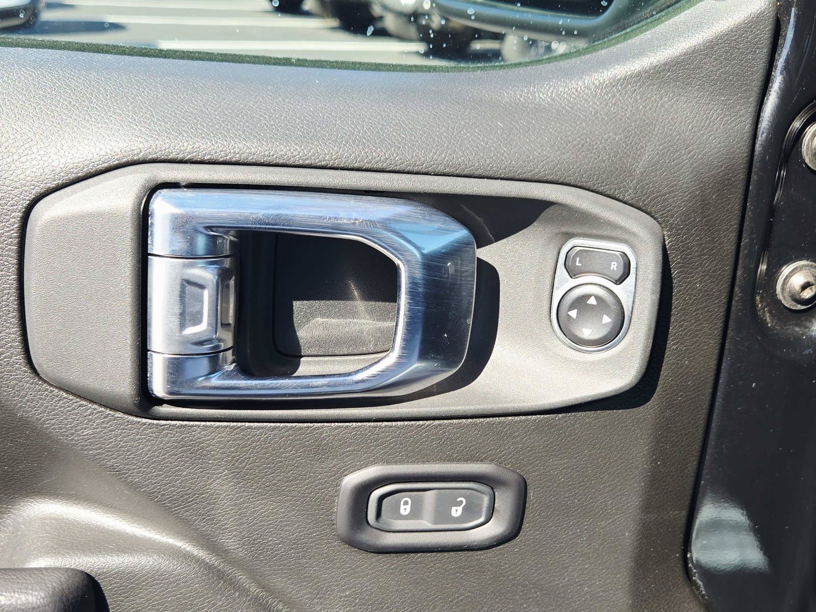 Used 2025 Jeep Wrangler Unlimited Rubicon w/ Convenience Group AWD/4WD image 38