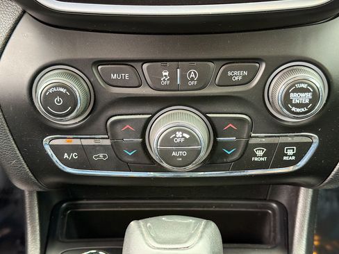 Used 2019 Jeep Cherokee Trailhawk w/ Cold Weather Group AWD/4WD image 32