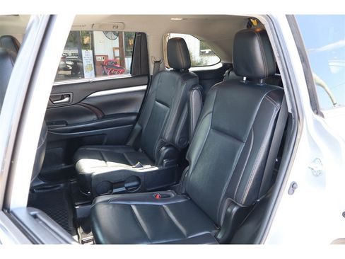 Used 2019 Toyota Highlander XLE AWD/4WD image 21