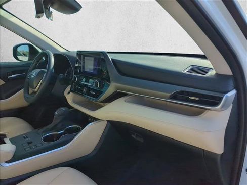 Used 2024 Toyota Highlander XLE image 28