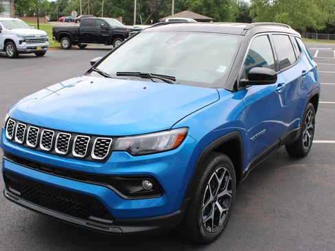 Used 2025 Jeep Compass Limited AWD/4WD image 4