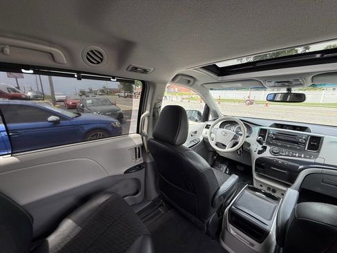 Used 2014 Toyota Sienna SE FWD image 12