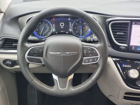 Used 2022 Chrysler Pacifica Touring-L FWD image 25