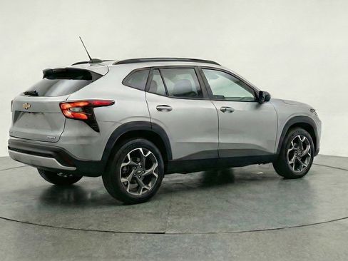 Used 2025 Chevrolet Trax LT w/ LT Convenience Package FWD image 9