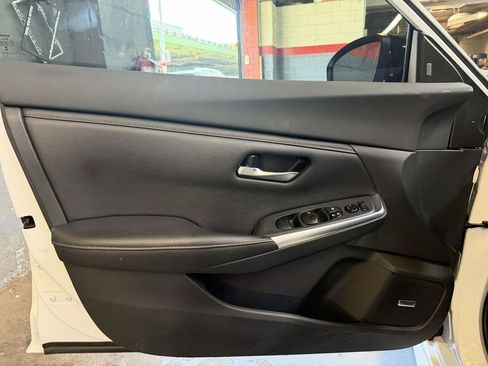 Used 2022 Nissan Sentra SR w/ SR Premium Package FWD image 7