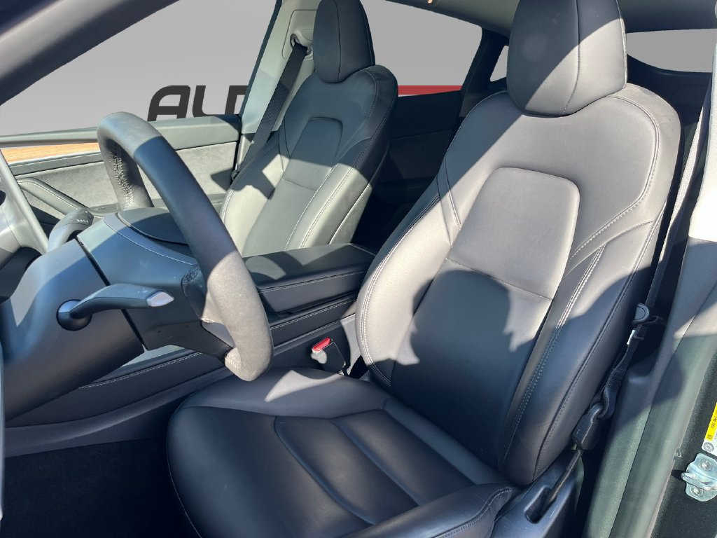 Used 2025 Tesla Model Y Long Range RWD image 11