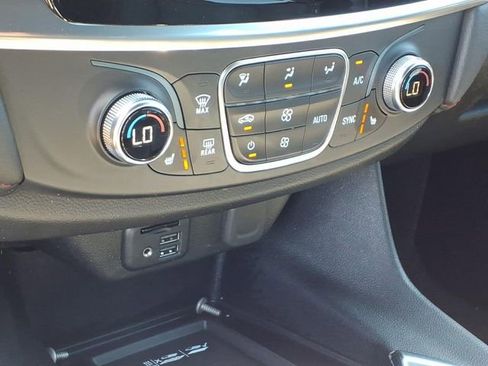 Used 2022 Chevrolet Traverse RS FWD image 26