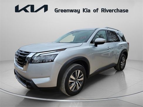 Used 2025 Nissan Pathfinder SL image 3