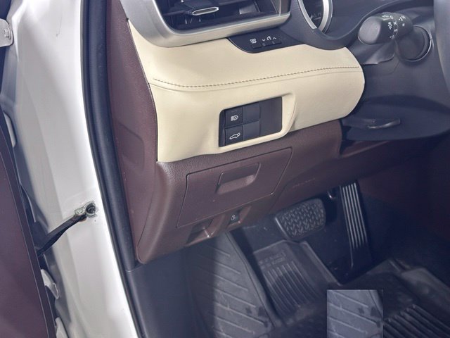 Used 2022 Toyota Highlander XLE AWD/4WD image 11
