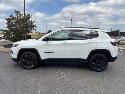 Used 2023 Jeep Compass Latitude image 9