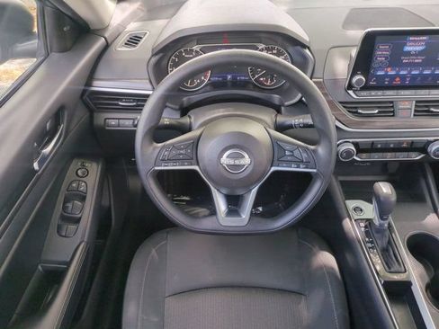 Used 2025 Nissan Altima 2.5 SV FWD image 14