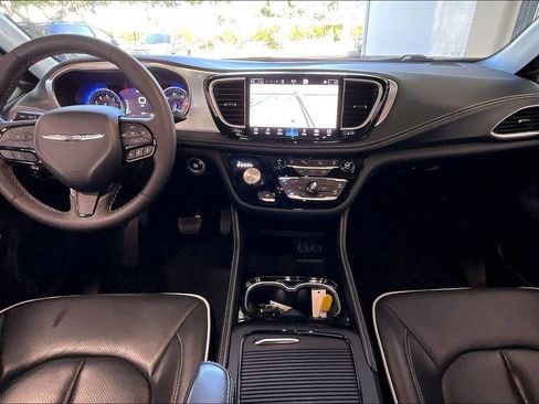 Used 2025 Chrysler Pacifica Limited FWD image 6