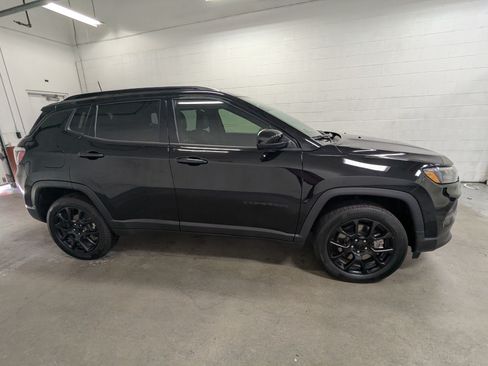 Used 2023 Jeep Compass Latitude AWD/4WD image 3