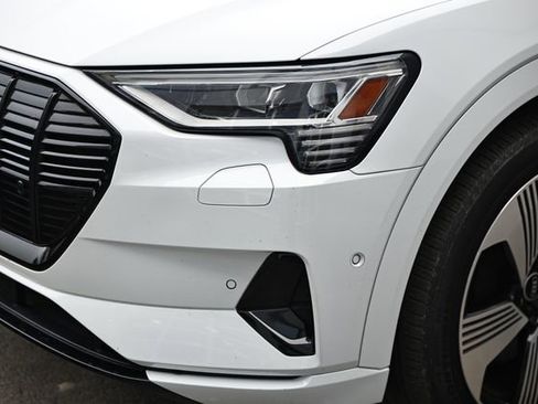 Used 2022 Audi e-tron Premium Plus image 12