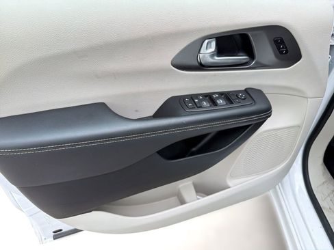 Used 2024 Chrysler Pacifica Touring-L FWD image 13