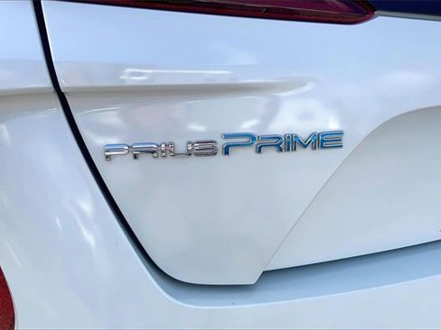 Used 2017 Toyota Prius Prime Premium image 8