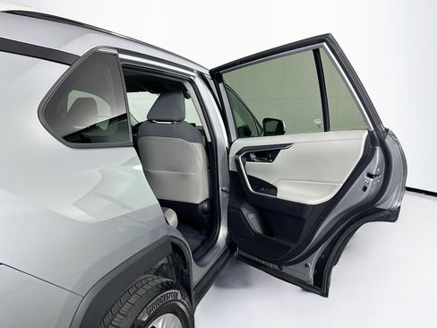 Used 2020 Toyota RAV4 XLE w/ Carpet Mat Package image 28