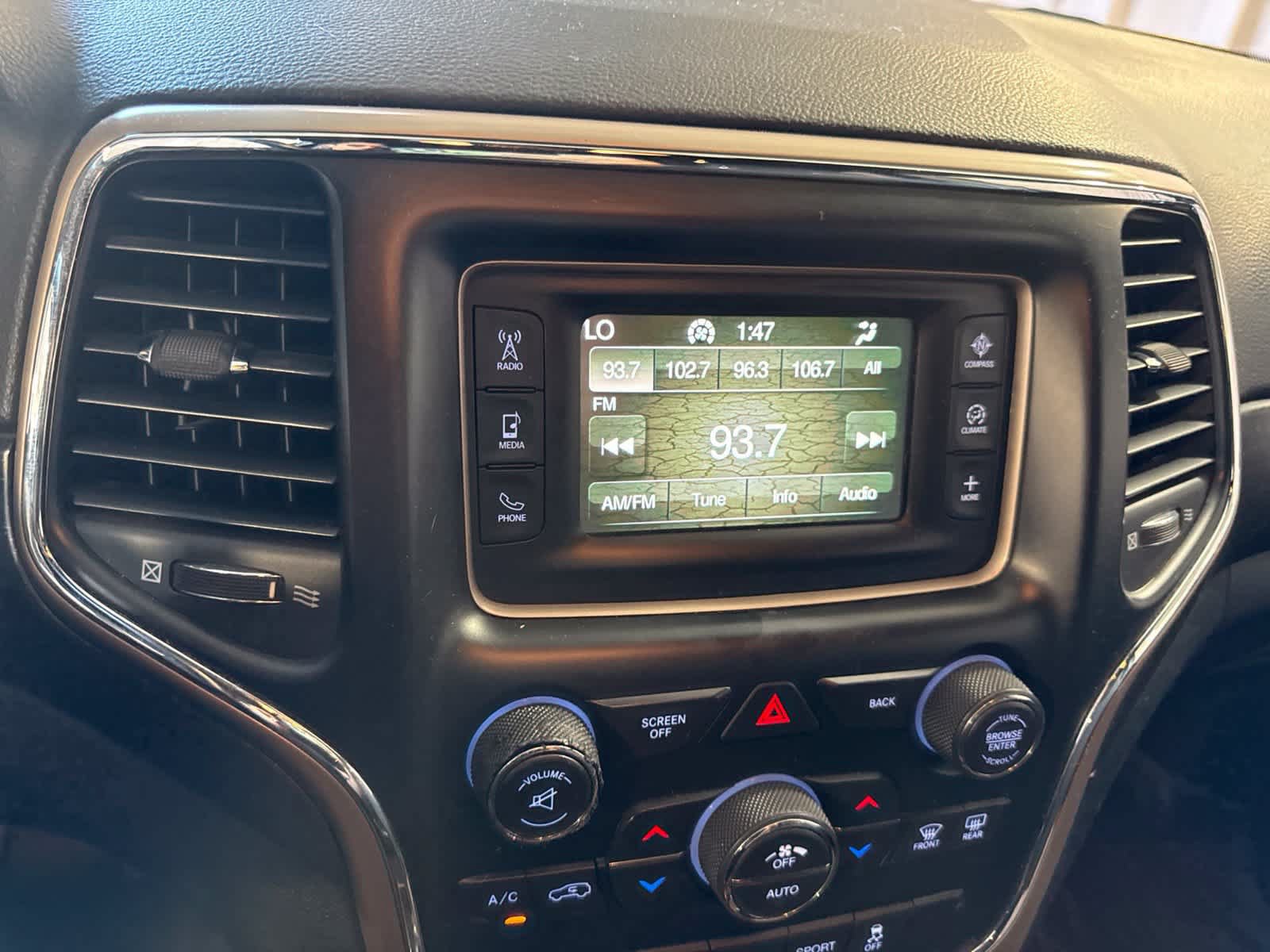 Used 2017 Jeep Grand Cherokee Laredo AWD/4WD image 23