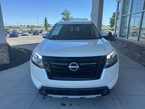 Used 2023 Nissan Pathfinder SL w/ Black Appearance Package AWD/4WD image 3