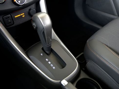 Used 2022 Chevrolet Trax LT w/ LT Convenience Package image 25