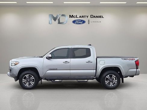 Used 2019 Toyota Tacoma TRD Sport w/ Technology Package AWD/4WD image 3