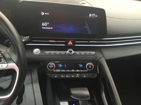 Used 2022 Hyundai Elantra Limited image 16