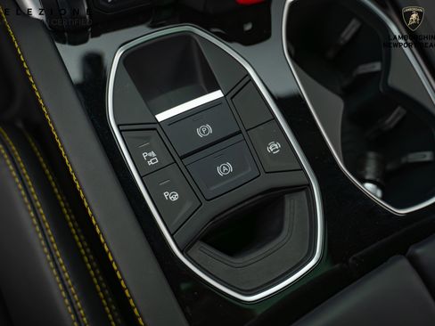 Used 2022 Lamborghini Urus image 32