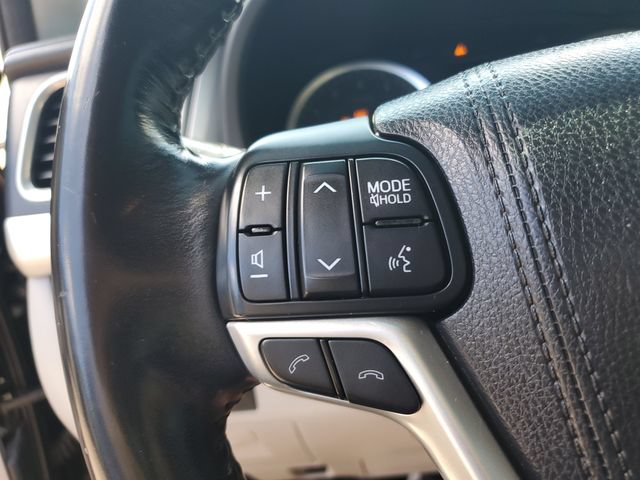 Used 2017 Toyota Highlander Plus AWD/4WD image 14