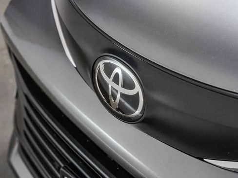 Certified 2026 Toyota Sienna XLE FWD image 9
