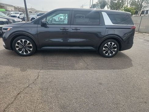 Used 2023 Kia Carnival EX image 7