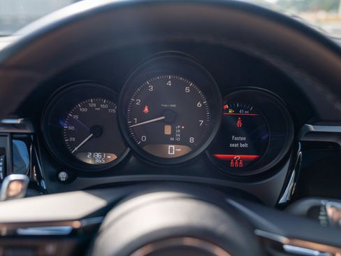 Certified 2024 Porsche Macan AWD/4WD image 16