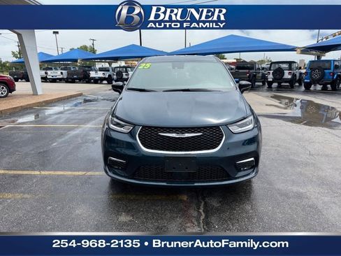 New 2025 Chrysler Pacifica Select image 2