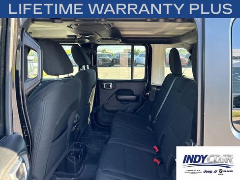 Used 2018 Jeep Wrangler Unlimited Sport S AWD/4WD image 9