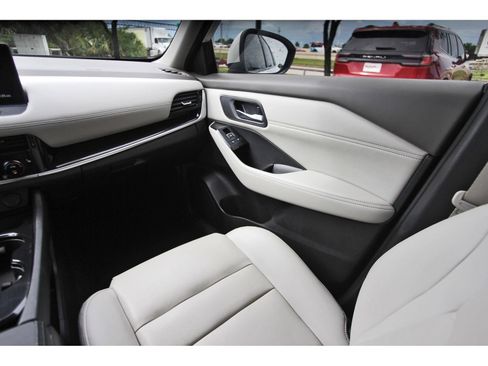 Used 2024 Nissan Rogue SL FWD image 10