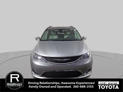 Used 2017 Chrysler Pacifica Limited w/ Advanced Safetytec Group FWD image 3