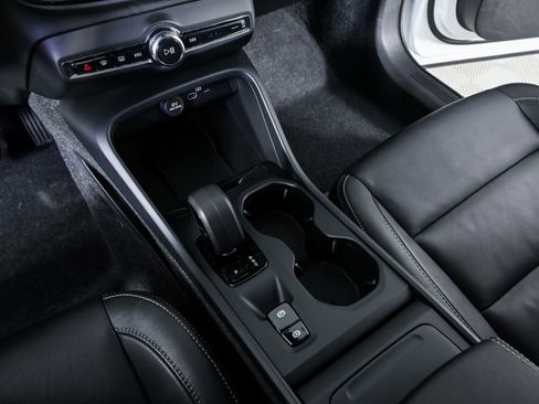 Certified 2025 Volvo XC40 B5 Core image 18