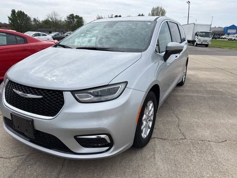 Used 2023 Chrysler Pacifica Touring-L image 3