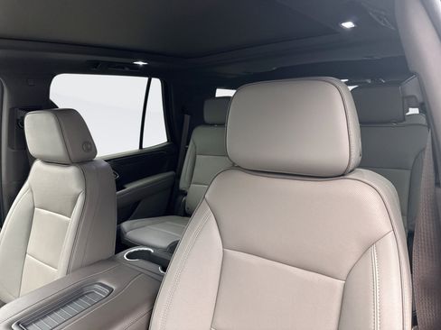 Used 2023 GMC Yukon SLT w/ SLT Premium Package image 13