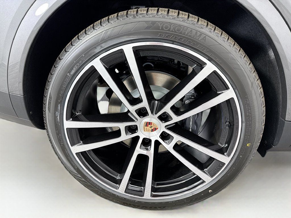 Used 2026 Porsche Cayenne AWD/4WD image 34