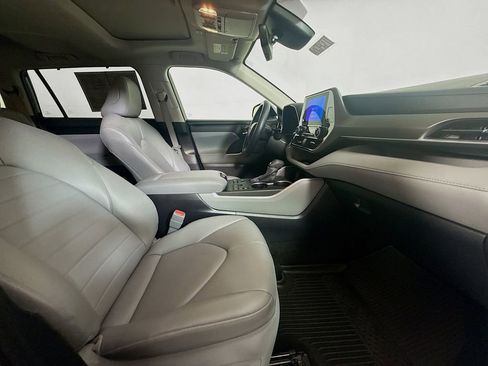 Used 2024 Toyota Highlander XLE image 29