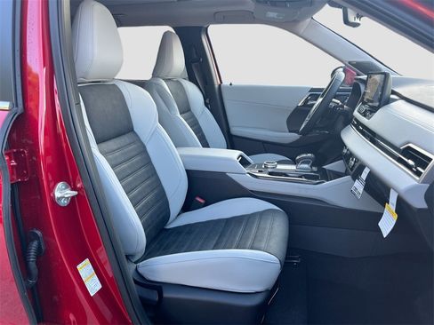New 2025 Mitsubishi Outlander SE image 30