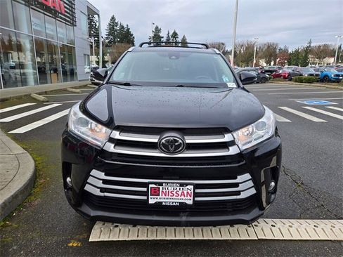 Used 2017 Toyota Highlander XLE image 3