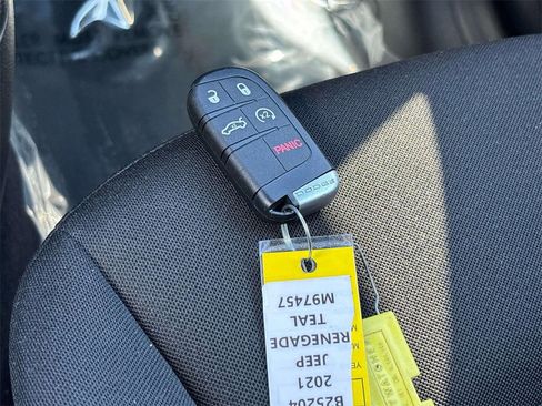 Used 2021 Jeep Renegade Latitude w/ Sun & Sound Group image 28