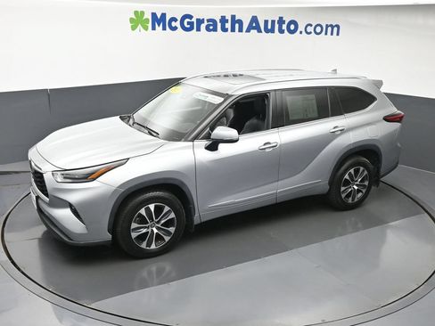 Used 2021 Toyota Highlander XLE AWD/4WD image 28