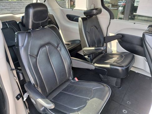 Used 2017 Chrysler Pacifica Limited FWD image 16