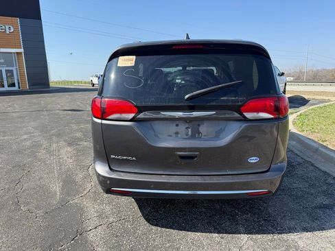 Used 2020 Chrysler Pacifica Touring-L image 7
