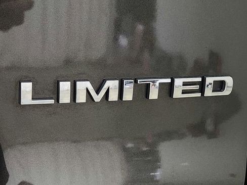 Used 2019 Jeep Cherokee Limited image 37